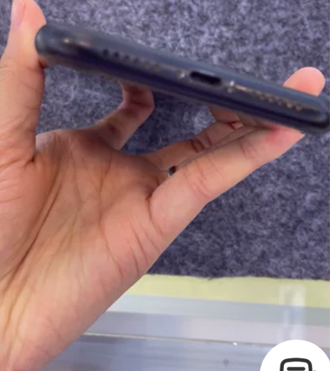 苹果XR 行货双卡版 内存64G，换了新电...