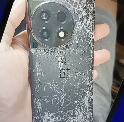 一加ace2 16256屏幕全炸显示一条白...