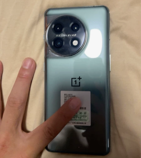 2023年1月10日入手一加11，原厂贴膜...