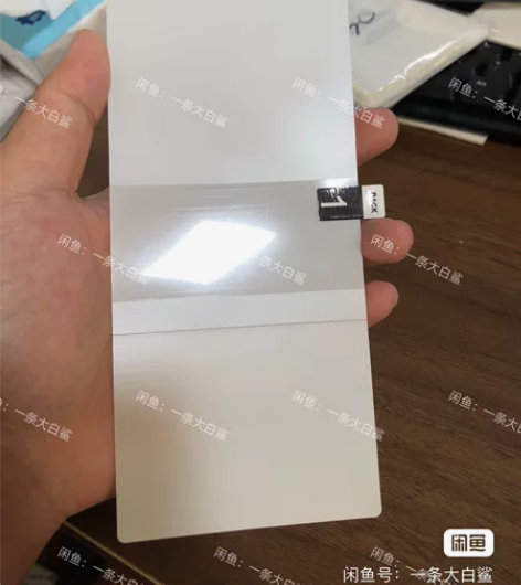 中兴Axon 40 原厂软膜。出厂的那种贴...