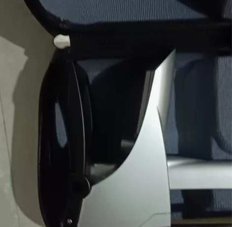 全新二胡，未试用品，下方有一点瑕疵。处理价...