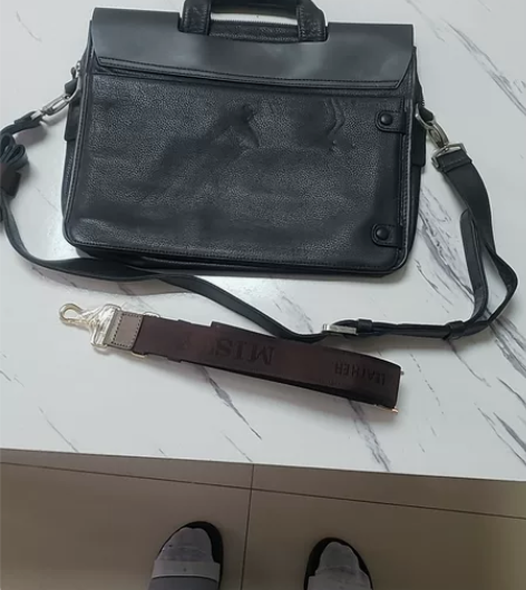 牛皮公务包,全新未用,闲置,包内2处有微瑕...