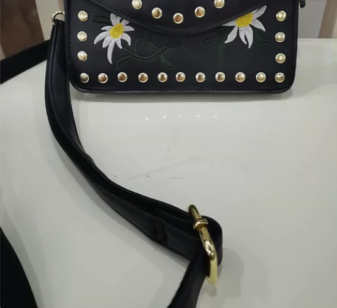 闲置 手拿包金属部分有磨损痕迹，两元出。小...