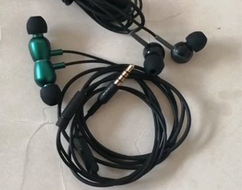 打包出两条耳机,一条换过线的森海塞尔cx2...