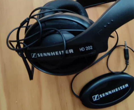 专业耳机，线有5米长，自带绕线盒， 还带一...