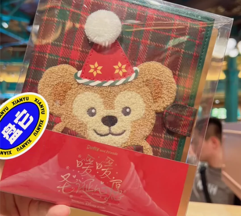 特价!上海迪士尼特卖会福袋圣诞节达菲熊笔记...
