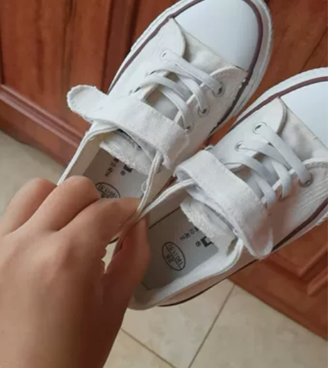 回力帆布鞋小白鞋,只穿一个秋季,今年不能穿...