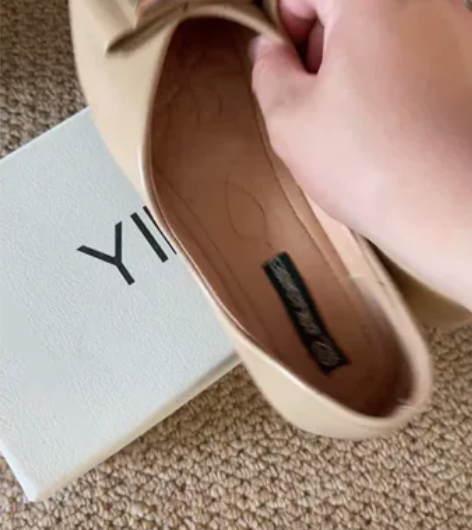 闲置女平底鞋，成色如图 有穿着痕迹 ，溜达...