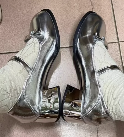 鞋子太多了！！！出一双这个真的实物超级闪亮...