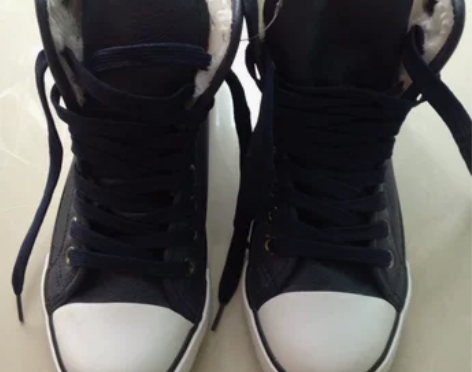 SPAO帆布鞋中帮 鞋外部是像皮的 鞋内是...