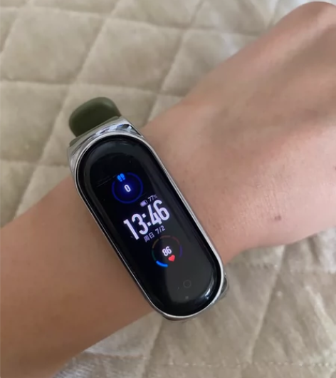 出个小米手环5 屏幕有一点划痕 不影响使用...