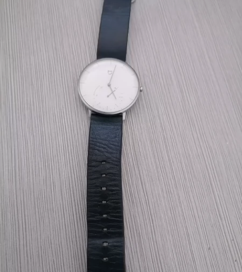 米家石英表，表体完好，表带是原装的，有使用...