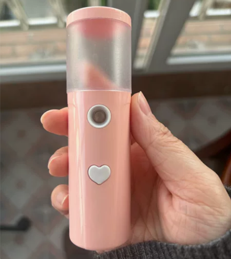 纳米喷雾补水仪，最好放矿泉水。随时随地补水...