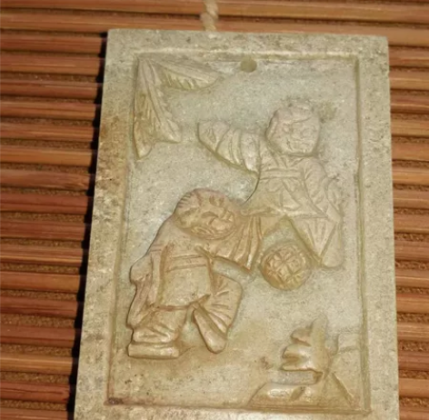 和田玉牌子，宋代足球小将，浮雕工艺，潇洒豪...