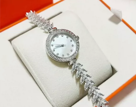 来给大家送福利了!网红同款美人鱼手表女轻奢...