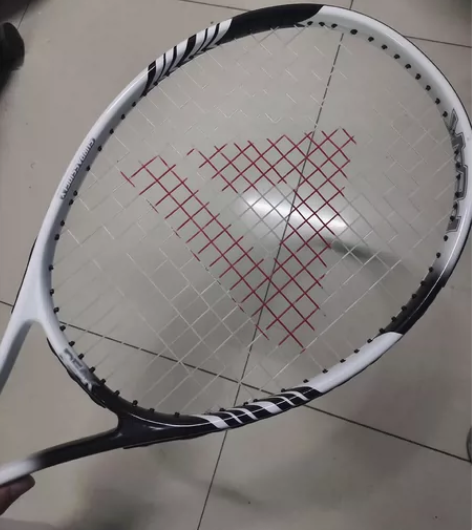 匹克网球拍，原价一百多买的，上了两次课没用...