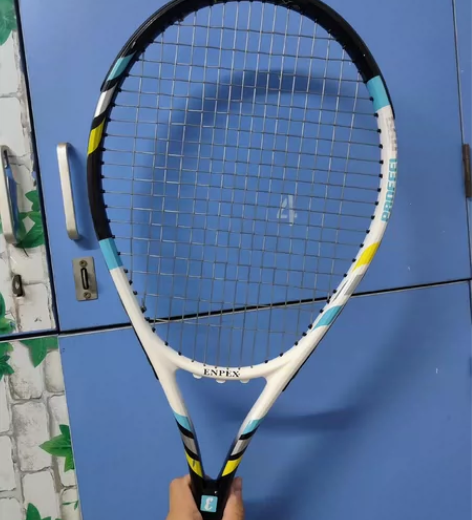 大一上学期网球课买的网球拍，用过两三回，然...