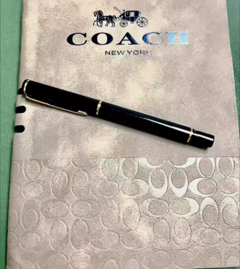 37.8包邮亏本处理蔻驰笔记本+签字笔 羊...