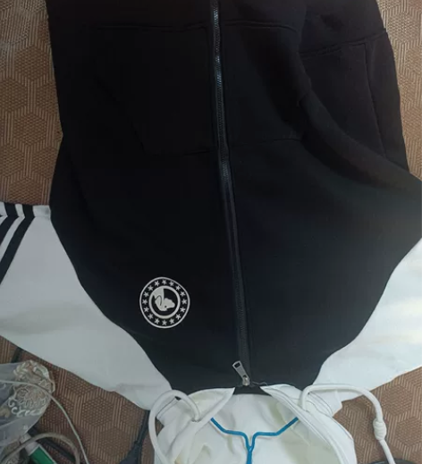 实体店买的拉链卫衣，太小了，便宜卖，图中有...