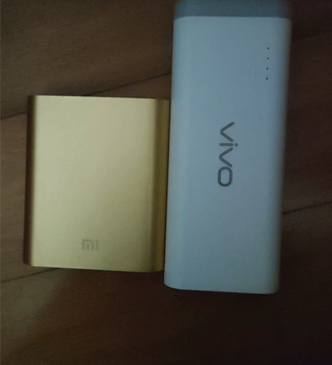 小米充电宝（金色那个） 送数据线??MIU...