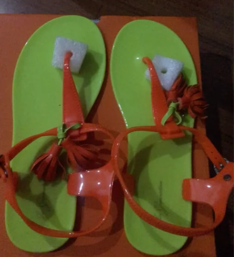 为了去海边玩买的鞋，一次都没穿过，阿jin...