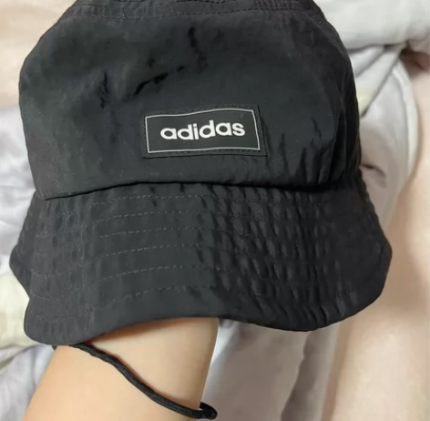 阿迪达斯针织帽子凑单买的，别和假货对比H3...