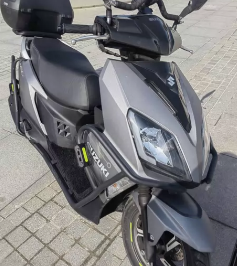 22年铃木uy125踏板摩托车 加装碳钢护...