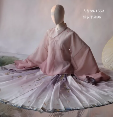 自在飞花汉服御猫三件套，前段时间手术了，衣...