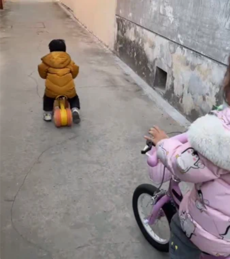 乐的小黄鸭平衡车儿童无脚踏1-3岁2小孩四...