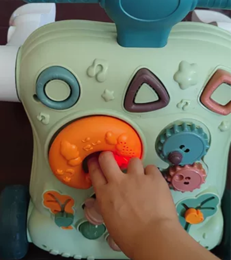 婴儿学步车，除了轮子其他都很新，空间也够大...