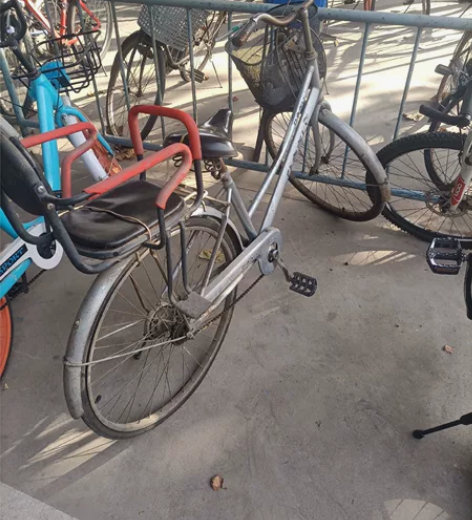 女士自行车现在车棚闲置,低价处理 感兴趣的...