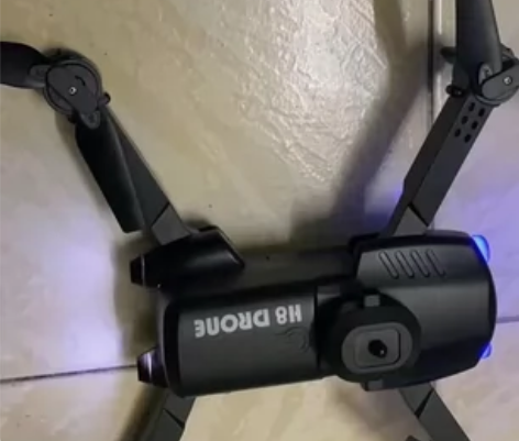 王哥落家里的，他说是跨境大疆H8无人机双镜...