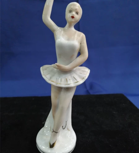 六七十年代景德镇彩瓷《芭蕾舞》高8公分，手...