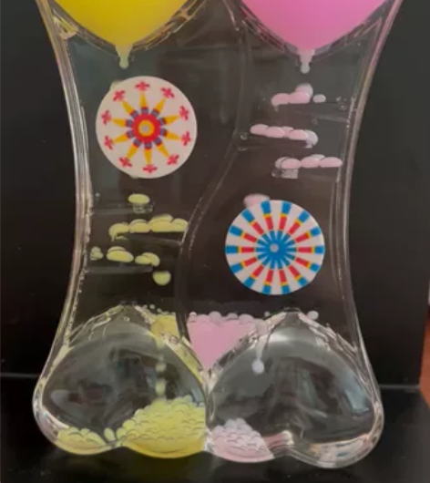 【红黄双心滴转转沙漏大流沙摆件】实物很美，...