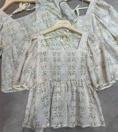 服装店换季清货，刺绣设计娃娃装上衣，有吊牌...