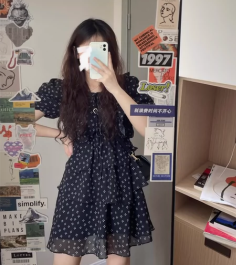 黑裙 全新吊牌在 xs印花泡泡袖绑带蛋糕裙...