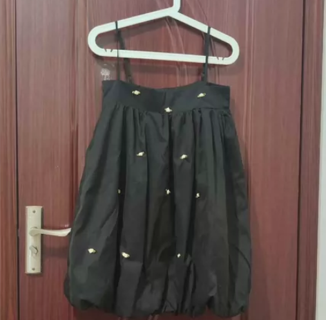 黑色吊带花苞蓬蓬裙，真的很好看！不过日常没...