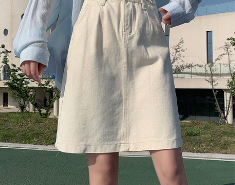 中裙，膝盖上一点，杏色（偏黄那种），腰间有...